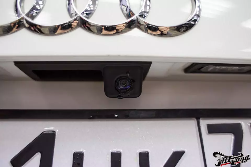 Audi Q5. Установка камеры заднего вида с выводом на штатный дисплей и установка скрытого омывателя камеры.